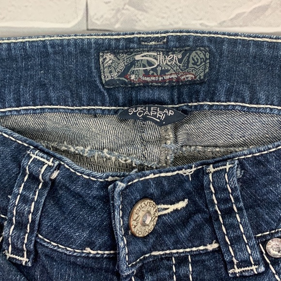 Silver Jeans Suki Flap Capri crop Jeans. 27. Darker wash. Distressed. Sequins - Picture 5 of 15